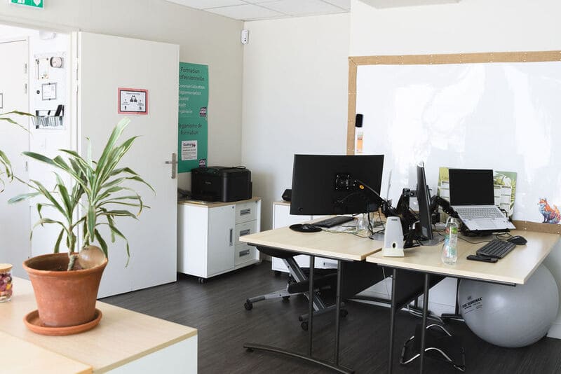 postes de travail équipé (double écran, support ordinateur portable, chaise ergonomique) à louer dans l'espace coworking à Muret