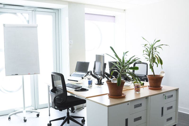 poste de travail équipé (double écran, support ordinateur portable, chaise ergonomique) à louer dans l'espace coworking à Muret